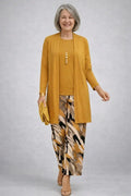 Conjunto de tres piezas mostaza con pantalón estampado - Foto 1