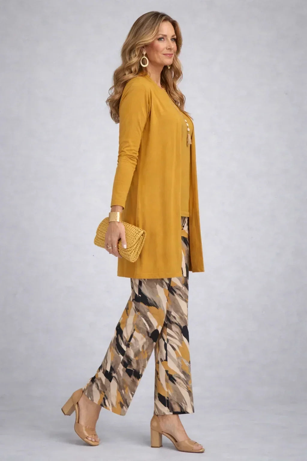 Conjunto de tres piezas mostaza con pantalón estampado - Foto 2