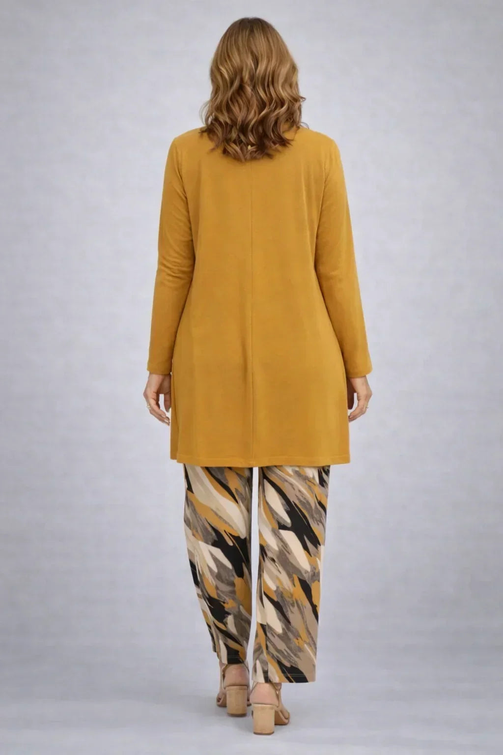 Conjunto de tres piezas mostaza con pantalón estampado - Foto 3