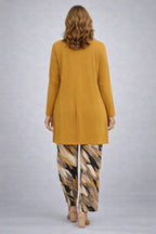 Conjunto de tres piezas mostaza con pantalón estampado - Foto 3