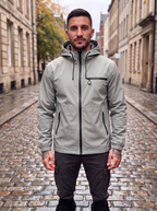 Chaqueta impermeable con capucha ajustable para hombre - Foto 8