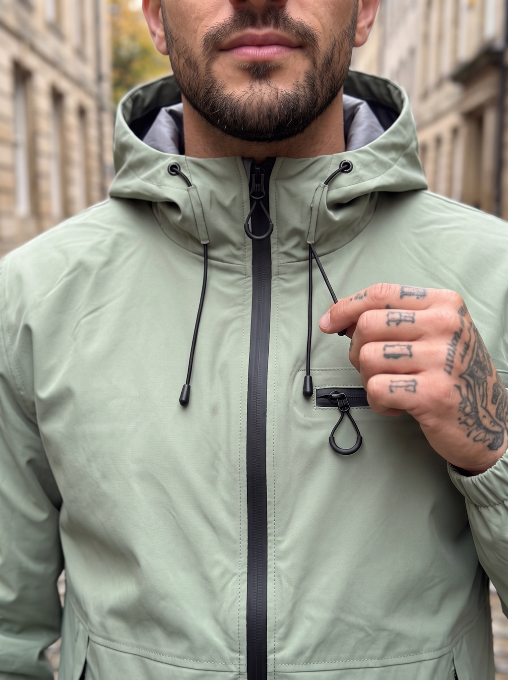 Chaqueta impermeable con capucha ajustable para hombre - Foto 5