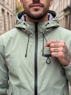 Chaqueta impermeable con capucha ajustable para hombre - Foto 5