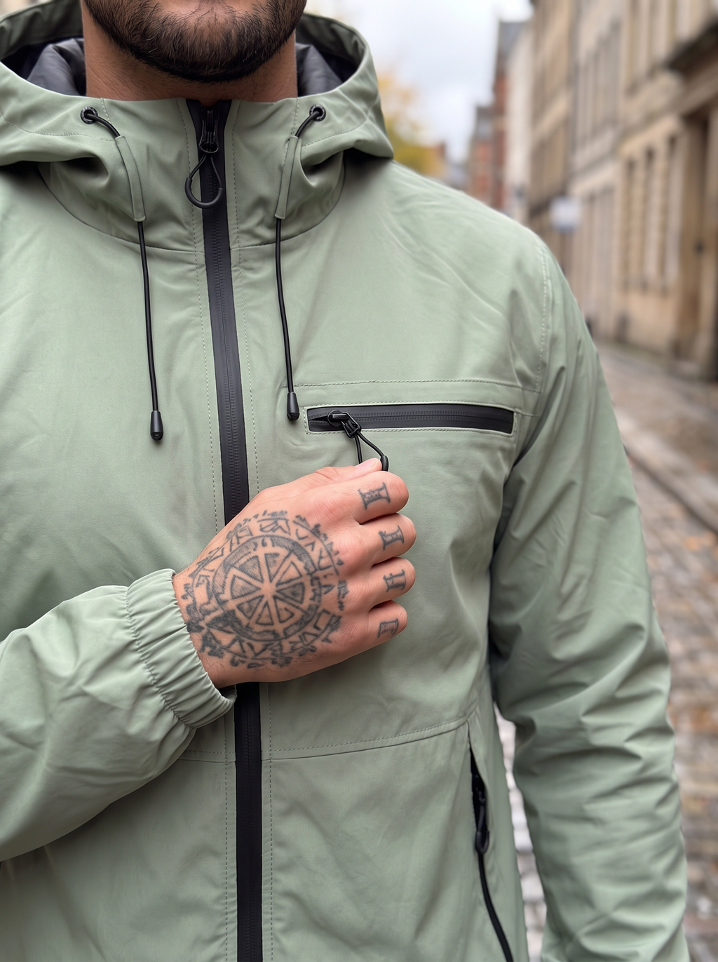 Chaqueta impermeable con capucha ajustable para hombre - Foto 4