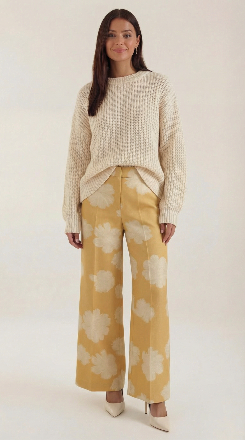 Pantalón relajado de mujer con estampado de flores amarillo - Foto 1