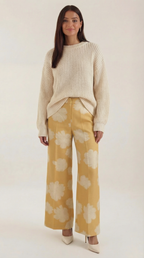 Pantalón relajado de mujer con estampado de flores amarillo - Foto 1