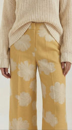 Pantalón relajado de mujer con estampado de flores amarillo - Foto 3