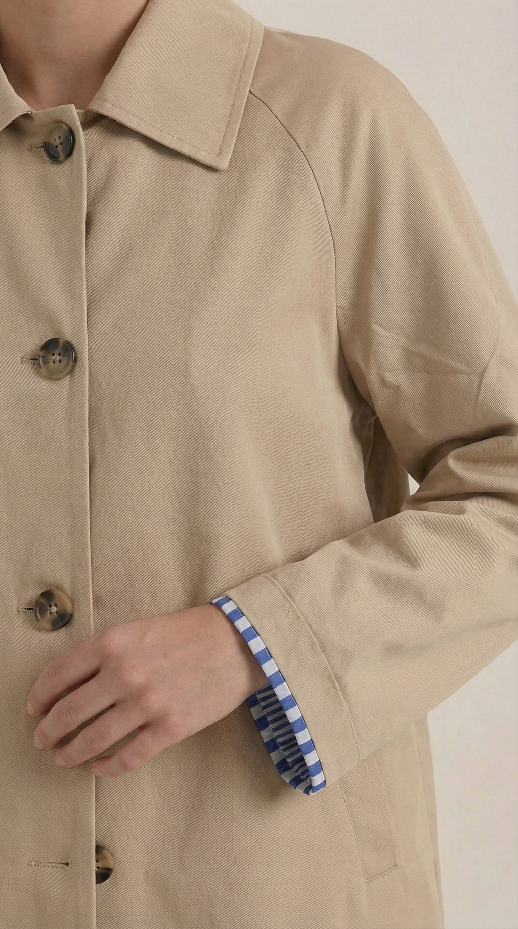 Gabardina clásica para mujer con forro a rayas, beige - Foto 3