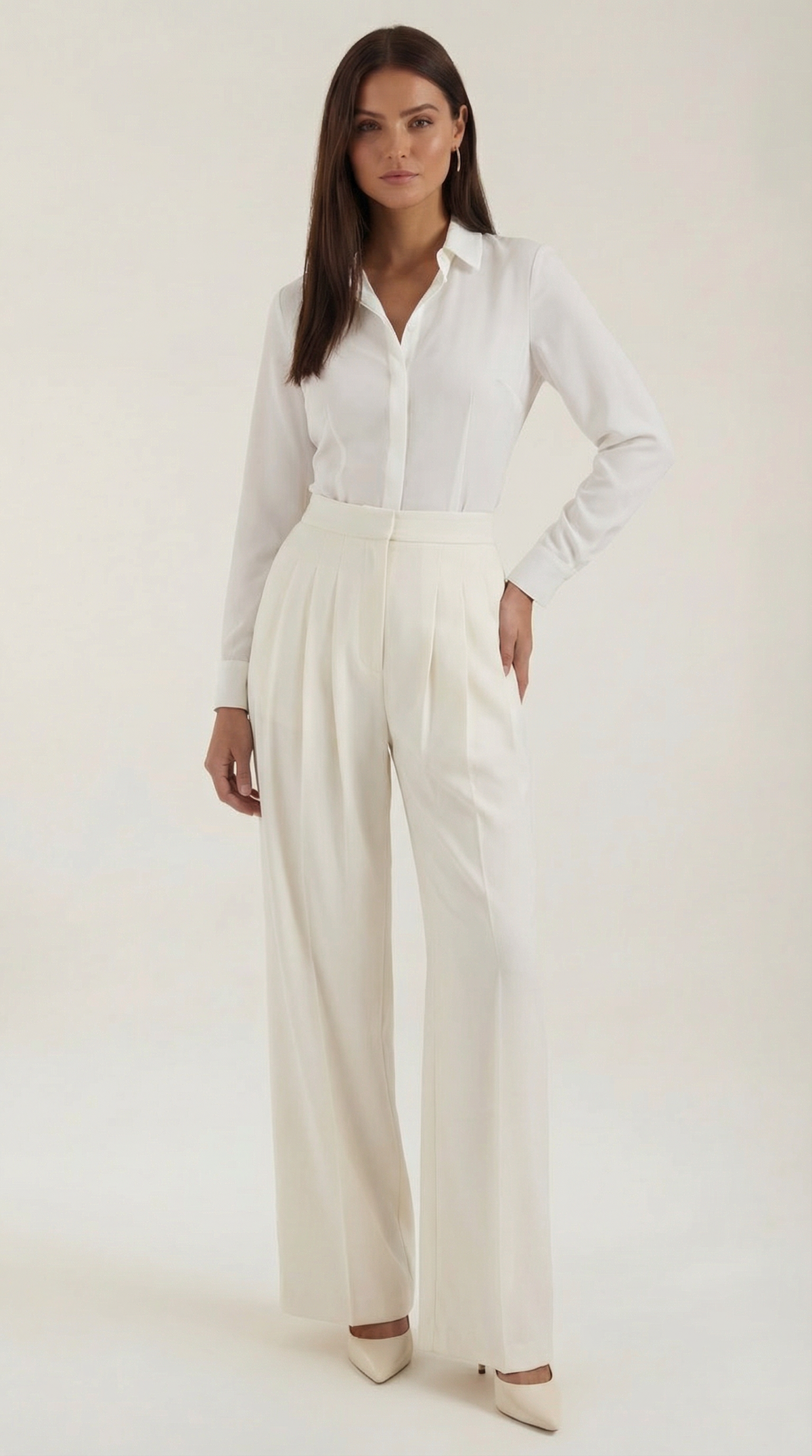 Pantalón de crepé marfil para mujer con pliegues marcados - Foto 1
