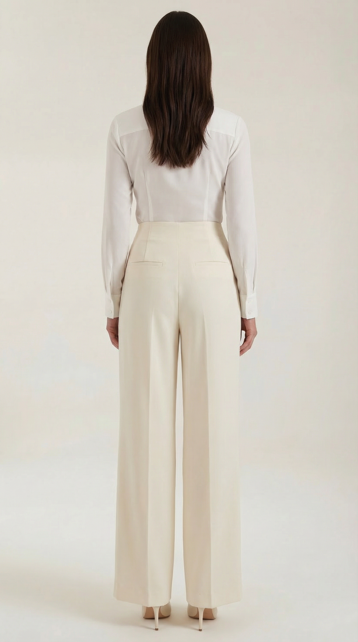 Pantalón de crepé marfil para mujer con pliegues marcados - Foto 3