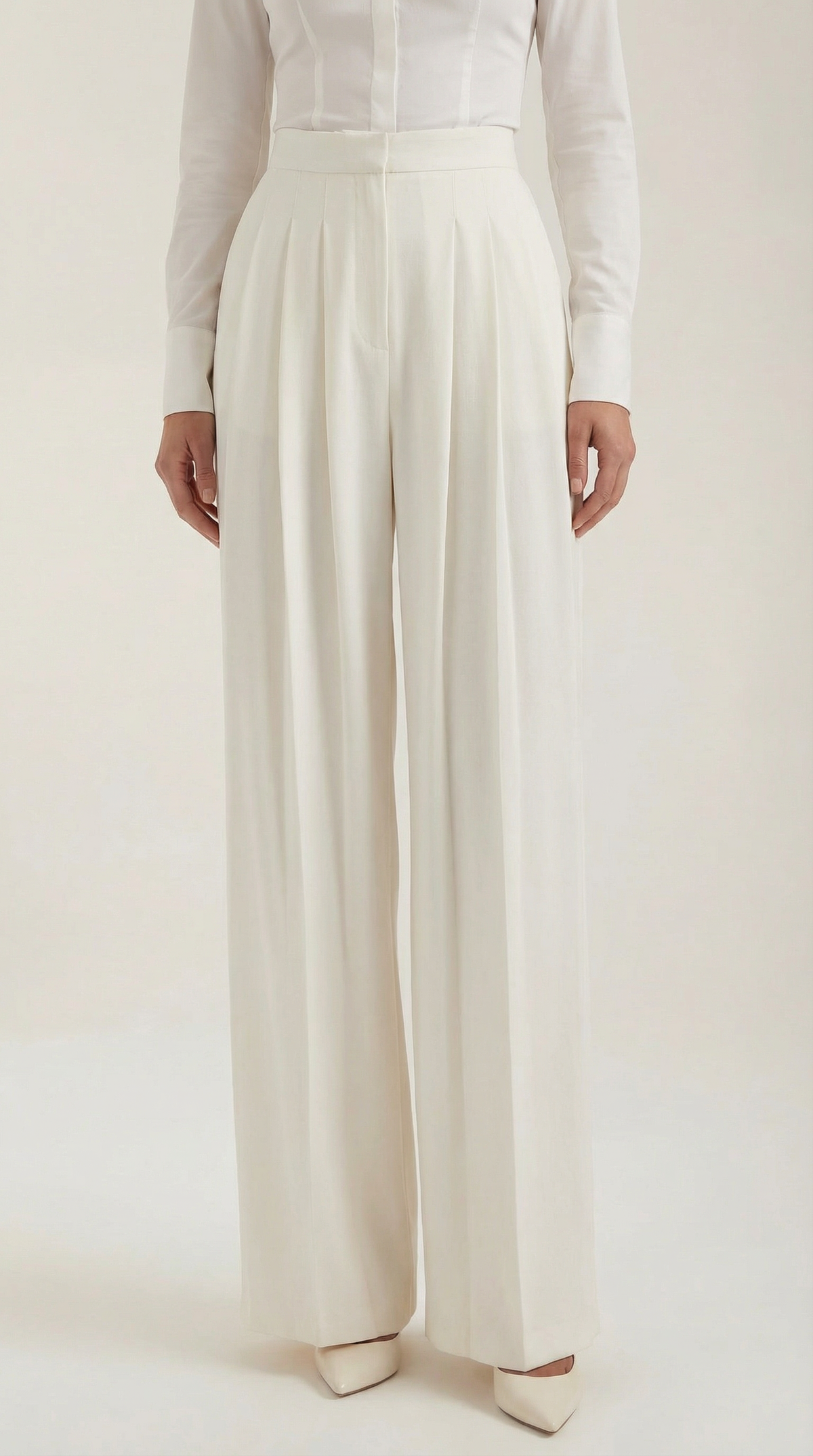 Pantalón de crepé marfil para mujer con pliegues marcados - Foto 4